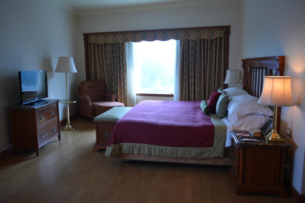 The Orchid Hotel Mumbai Vile Parle Exterior photo A bedroom at the Inn at the Opera