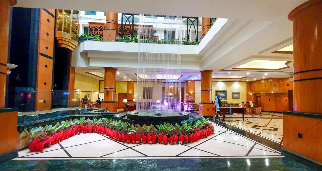 The Orchid Hotel Mumbai Vile Parle Exterior photo The lobby of the hotel